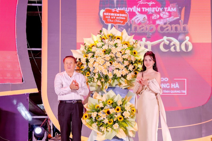 Ông Hà Sỹ Đồng - Phó Chủ tịch thường trực UBND tỉnh Quảng Trị tặng hoa chúc mừng CEO Nguyễn Thị Tuỳ Tâm trong lễ ra mắt và nhân Ngày Doanh nhân Việt Nam (13/10)