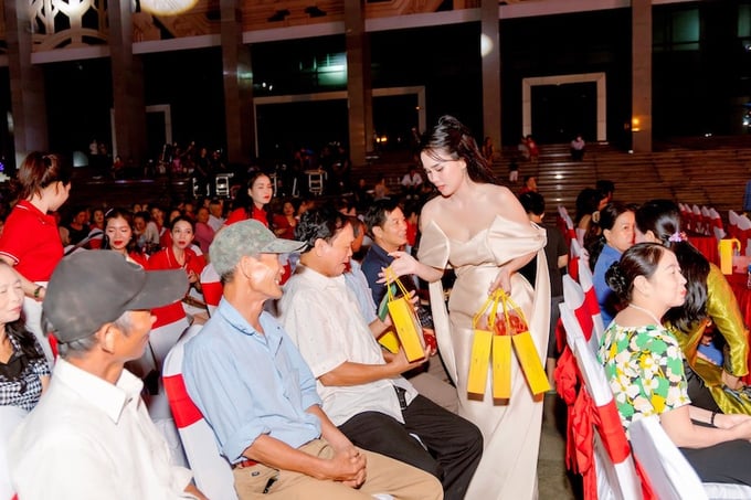 CEO Tuỳ Tâm tặng quà cho các bác cựu chiến binh ở xã Triệu Đại, Triệu Phong, Quảng Trị tại buổi lễ