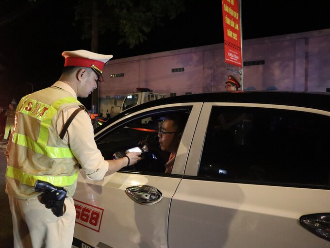 Lực lượng chức năng kiểm tra nồng độ cồn người điều khiển phương tiện trên đường Phan Chu Trinh, TP. Buôn Ma Thuột