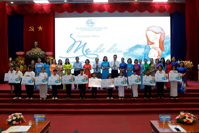 Tặng học bổng chương trình mẹ đỡ đầu cho 14 học sinh mồ côi