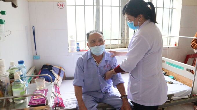 Bệnh nhân phổi tắc nghẽn mạn tính được chăm sóc, điều trị tại bệnh viện Phổi tỉnh Đắk Lắk (ảnh: Quang Nhật)