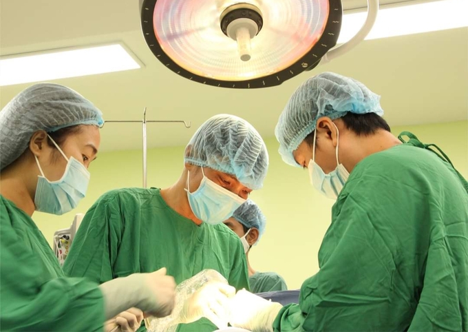 Các bác sĩ phẫu thuật cắt bỏ khối u xơ tử cung