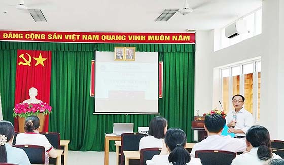 Báo cáo viên Trần Quang Trường - khoa phòng chống HIV/AIDS giới thiệu về tư vấn xét nghiệm và các kỹ năng tư vấn tại lớp tập huấn