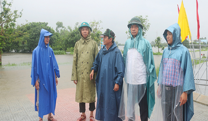 Phó Bí thư Thường trực Huyện ủy Phong Điền Đoàn Kỳ Côi kiểm tra công tác ứng phó với mưa lớn và ngập lụt tại xã Phong Bình