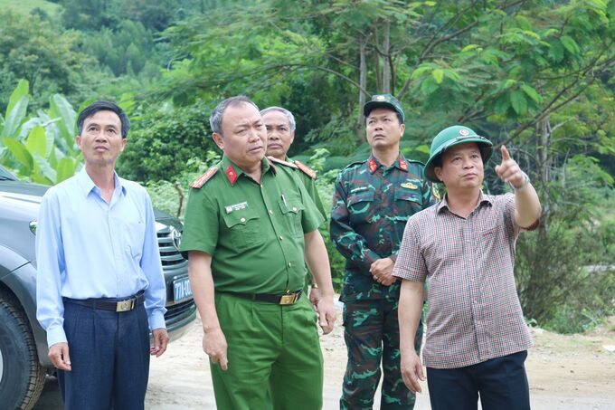 Phó Chủ tịch Thường trực UBND tỉnh Nguyễn Tuấn Thanh (đầu tiên bên phải) kiểm tra khu vực có nguy cơ chịu ảnh hưởng bởi lũ quét, sạt lở núi khi có mưa lũ xảy ra ở thôn Đắk Tra, xã Vĩnh Kim