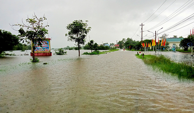 Mưa lớn đã làm tuyến đường tại xã Phong Bình bị ngập lụt
