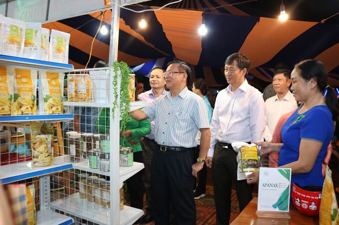 Phó Bí thư Tỉnh ủy tham quan sản phẩm nông sản bán tại phiên chợ