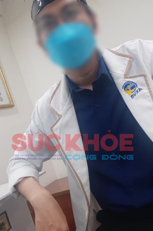 Một bác sĩ mặc áo bluose có in logo của BVĐK Xuyên Á đang khám cho bệnh nhân tại Phòng khám Tai Mũi Họng ở huyện Hóc Môn