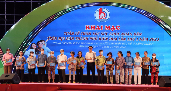 BS.CKII Nguyễn Văn Bình – Phó Giám đốc Sở Y tế tặng quà cho người dân tại lễ khai mạc tuần lễ chăm sóc sức khỏe nhân dân trên địa bàn TP. Biên Hoà