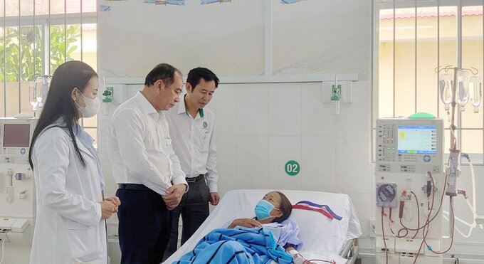 PGS.BS Tăng Chí Thượng, Giám đốc Sở Y tế TP. Hồ Chí Minh và BS.CK II Trần Văn Khanh, Giám đốc bệnh viện Lê Văn Thịnh thăm hỏi bệnh nhân đang chạy thận