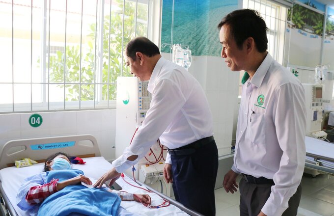 PGS.BS Tăng Chí Thượng, Giám đốc Sở Y tế TP. Hồ Chí Minh trao tặng quà cho bệnh nhân chạy thận 