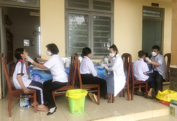 Khám răng cho học sinh tại một trường tiểu học