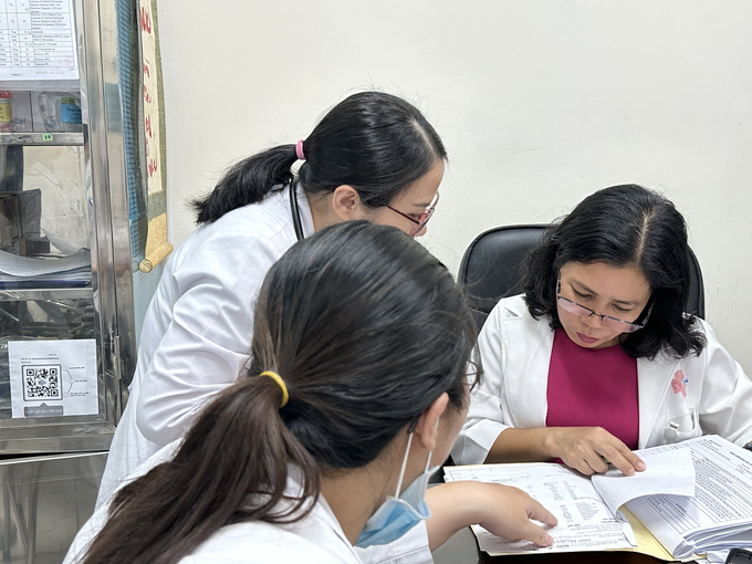 BS.CK II Lê Thị Đan Thùy đang xem lại hồ sơ bệnh án của bệnh nhân P.V.H