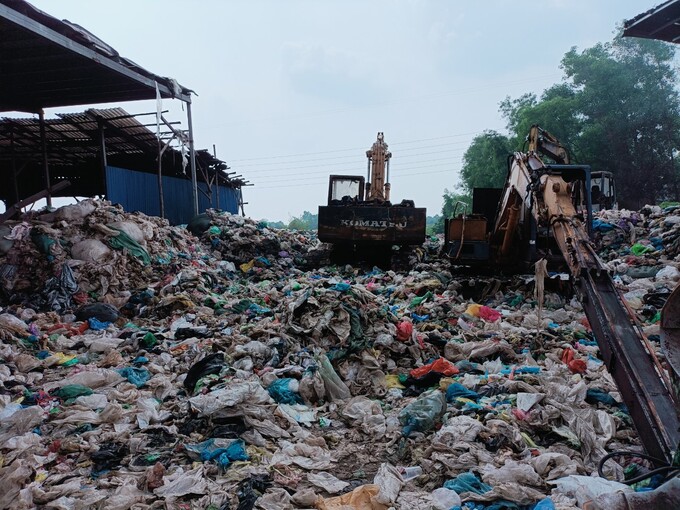 Bên trong xưởng tái chế rác thải thành hạt nhựa ở ấp Thới Tây 1, xã Tân Hiệp