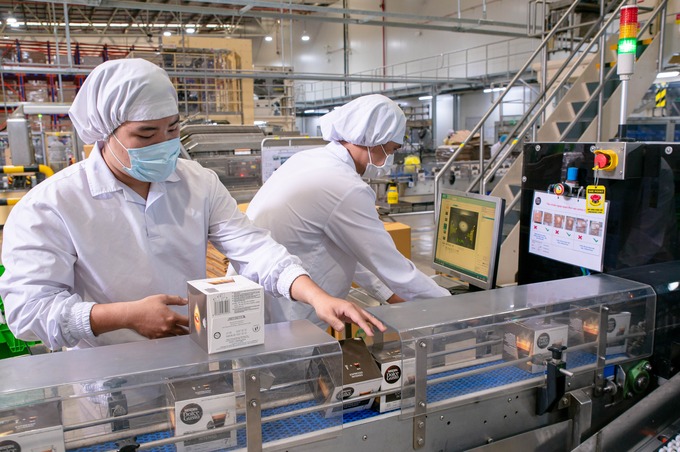 Nestlé Việt Nam hiện có đội ngũ hơn 2.300 nhân viên, và tạo việc làm gián tiếp trong chuỗi cung ứng cho hơn 10.000 lao động