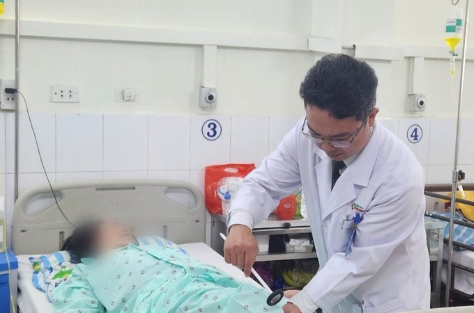 BS.CKII Kiều Mạnh Hà đang thăm khám cho bệnh nhân