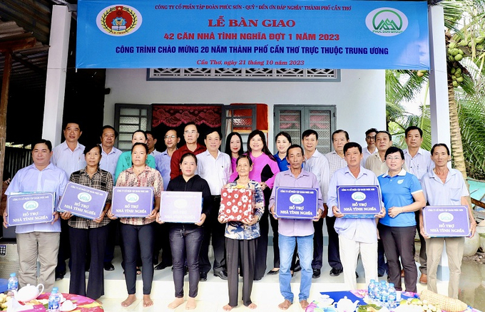 Các đại biểu chứng kiến nghi thức bàn giao nhà tình nghĩa cho gia đình chính sách tại huyện Phong Điền