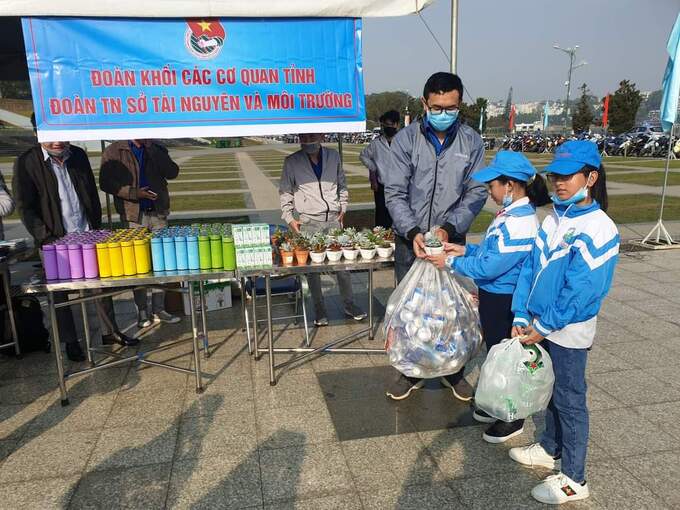 Chương trình đổi rác thải nhựa lấy quà của đoàn thanh niên Sở Tài nguyên và Môi trường tỉnh Lâm Đồng