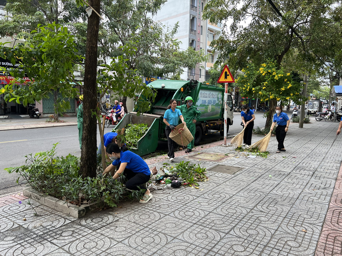 Người dân phường Thắng Tam tham gia dọn dẹp vệ sinh trên tuyến đường Xô Viết Nghệ Tĩnh
