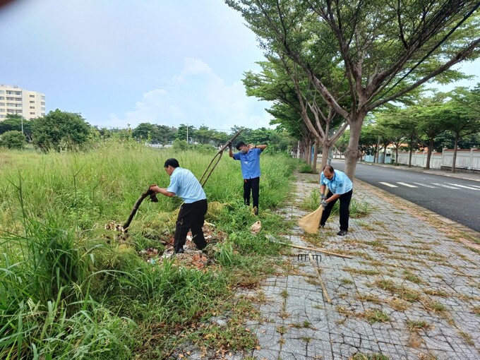 Lực lượng đô thị phường Thắng Tam tham gia dọn dẹp, vệ sinh môi trường tại khu đất trống trên đường Nguyễn Chí Thanh