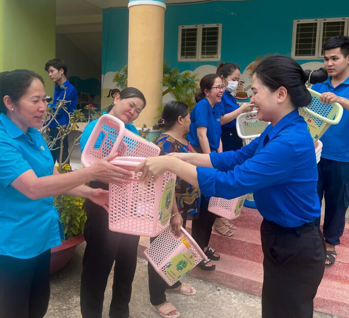 Đoàn xã An Ninh Đông, huyện Đức Hòa tặng 20 sọt đựng rác thải nhựa cho chi đoàn trường mầm non Võ Tấn Đồ