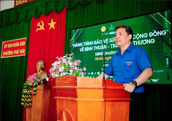 Ông Vũ Việt Anh, Phó Chủ tịch Hội Giáo dục chăm sóc sức khỏe cộng đồng Việt Nam phát biểu tại lễ trao quà thiện nguyện