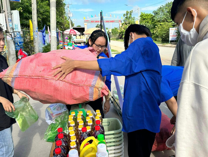 Đoàn xã An Ninh Đông tổ chức chương trình đổi rác thải tái chế lấy nhu yếu phẩm tại cổng trường tiểu học An Ninh Đông