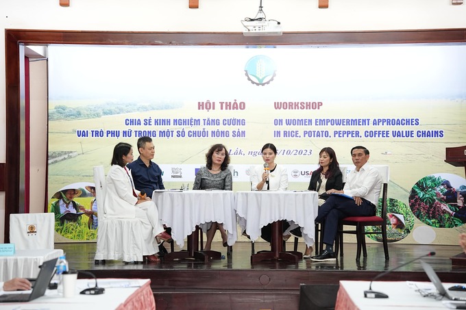 Bà Lê Thị Hoài Thương - Quản lý Đối ngoại cấp cao, Nestlé Việt Nam (thứ 4 từ trái qua phải) chia sẻ cùng các diễn giả tại hội thảo ngày 25/10