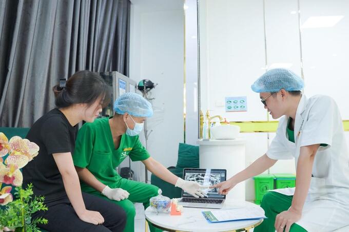 Bác sĩ Nguyễn Minh Tiến tư vấn cho Khách hàng có mong muốn dán sứ Veneer