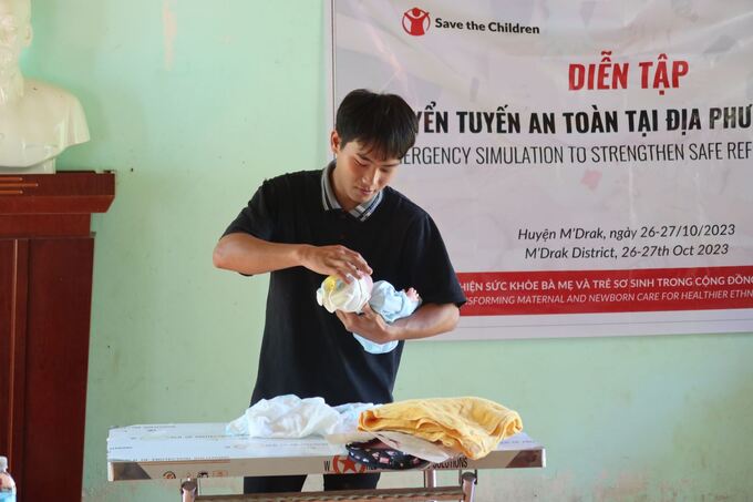 Các thành viên đội chuyển tuyến diễn tập thực hiện các kỹ thuật sơ cấp cứu cơ bản cho trẻ sơ sinh trước khi chuyển tuyến tại thôn Ea Sanh, xã Cư San