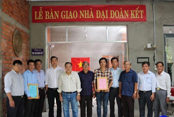 Quang cảnh Lễ bàn giao nhà Đại đoàn kết