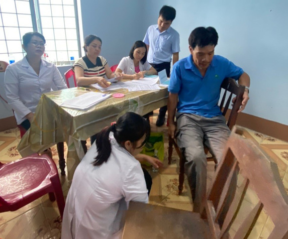 Bác sĩ khám cho người khuyết tật tại Đăk Kan