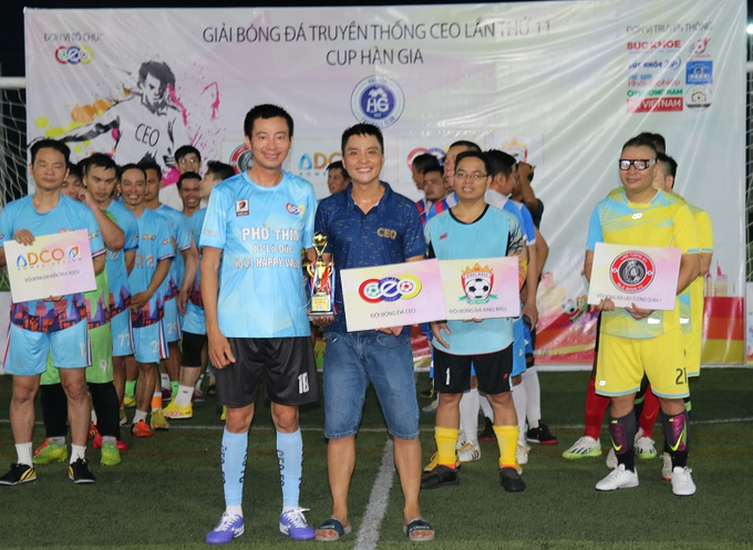 Ông Hồ Văn Hòa trao giải phong cách cho đội CEO FC