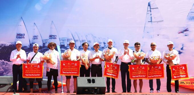 Các đồng chí lãnh đạo tỉnh tặng cờ thi đua cho ban tổ chức và các đoàn tham gia