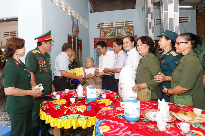 Thăm và tặng quà cho gia đình Bà mẹ Việt Nam Anh hùng Lê Thị Đệ