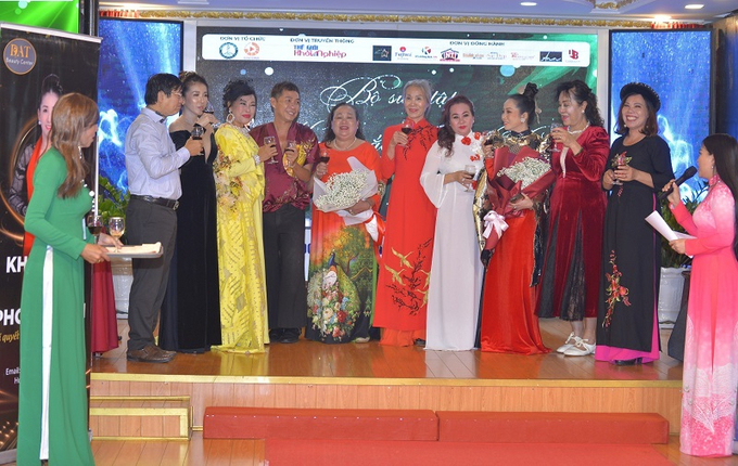Họa sĩ Thiên Phước - Chủ tịch Hội Hương Sắc Việt Nam và khách mời chúc mừng ra mắt bộ sưu tập