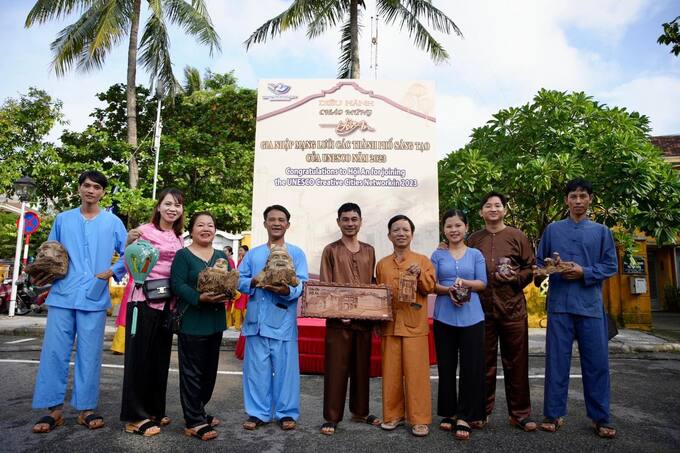 Các nghệ nhân tham gia diễu hành chào mừng sự kiện