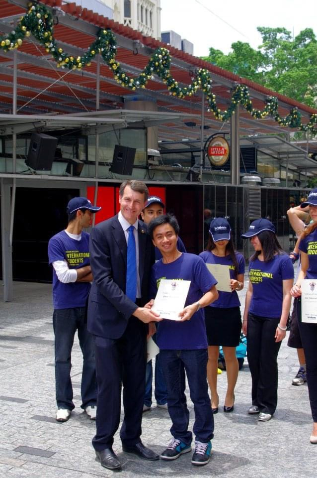 Cựu thị trưởng Thành phố Brisbane - ngài Graham Quirk (trái) trao danh hiệu “Đại sứ hữu nghị” cho anh Trần Quốc Duy