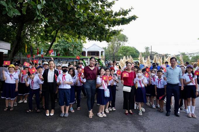 Đông đảo các em học sinh cùng tham gia diễu hành