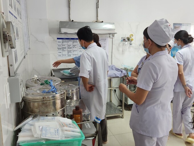 Đoàn công tác kiểm tra công tác nhiễm khuẩn tại khoa sản, bệnh viện Đa khoa vùng Tây Nguyên (ảnh: Đình Thi)