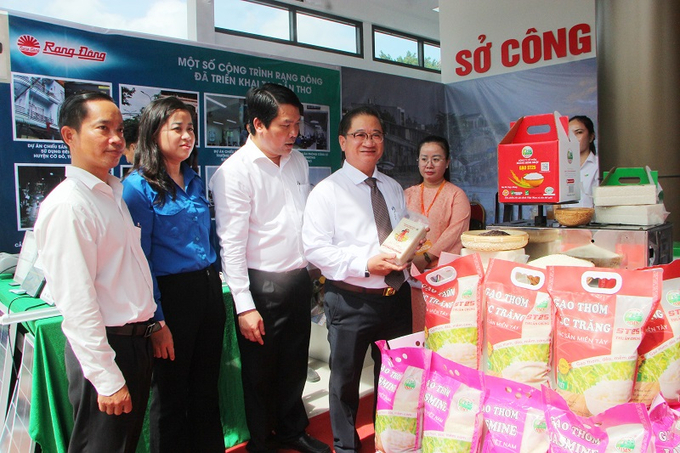 Ông Trần Việt Trường (thứ 4 từ trái sang) - Phó Bí thư Thành ủy, Chủ tịch UBND TP Cần Thơ tham quan các gian hàng trưng bày sản phẩm tại sự kiện