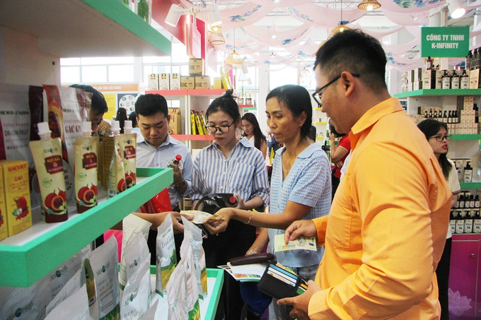 Người dân tham quan, mua sắm các sản phẩm tại hội chợ