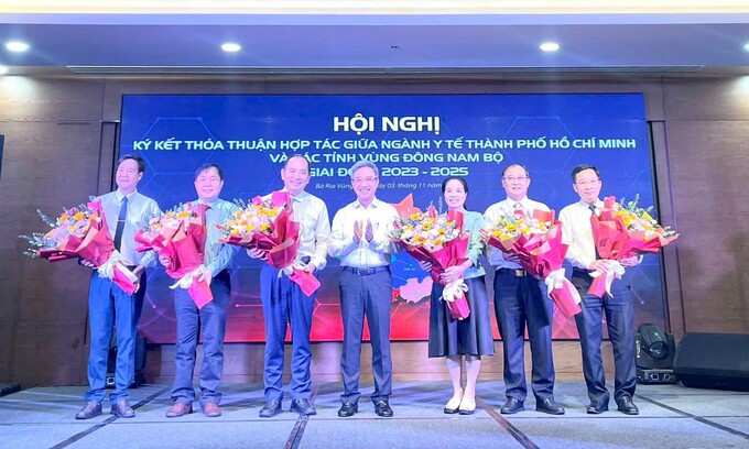 Phó chủ tịch UBND tỉnh Bà Rịa – Vũng Tàu tặng hoa Giám đốc Sở Y tế TP. Hồ Chí Minh và các tỉnh Đông Nam Bộ