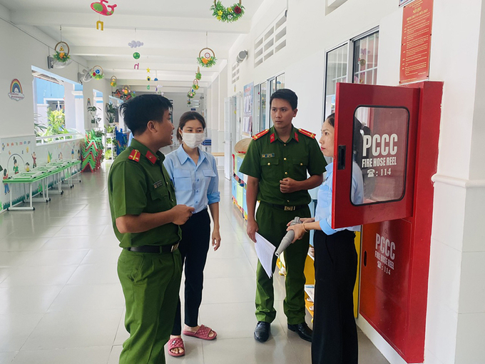 Đội Cảnh sát PCCC - CNCH Công an huyện Long Điền kiểm tra chất lượng phương tiện chữa cháy được trang bị tại trường mầm non Sơn Ca