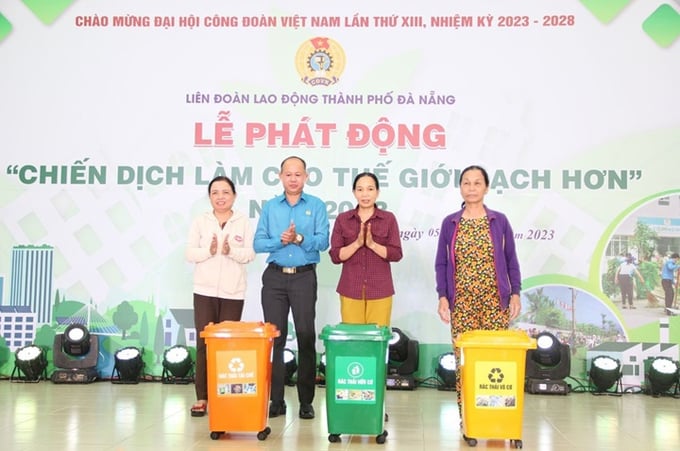 Phó Chủ tịch LĐLĐ thành phố Lê Văn Đại tặng thùng rác cho các tổ công nhân tự quản