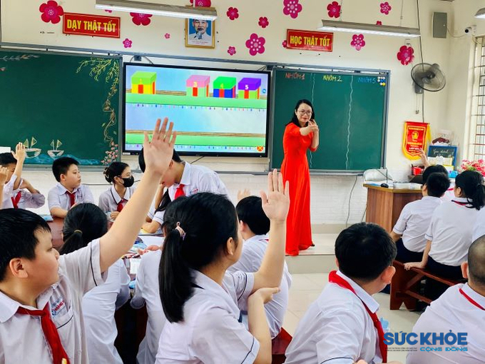 Cô giáo Chu Lan Phương và học sinh lớp 7C5, trường THCS Hoàng Diệu, quận Lê Chân, TP. Hải Phòng