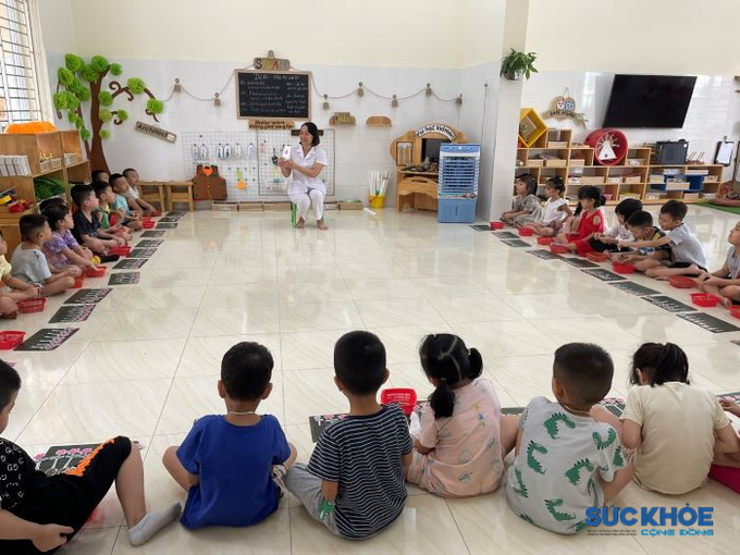 Cô giáo trường mầm non Nhi Đức quận Kiến An, TP. Hải Phòng đang hăng say giảng dạy cho các con 5 tuổi