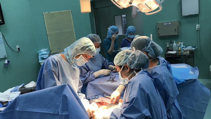 Các bác sĩ bệnh viện Hùng Vương và Viện Tim Tâm Đức đang thực hiện ca phẫu thuật bắt con cho sản phụ