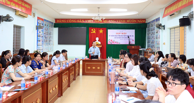 ThS Huỳnh Tú Anh – Phó phòng Nghiệp vụ Sở Y tế, Chủ tịch Hội điều dưỡng tỉnh phát biểu tại buổi giao ban