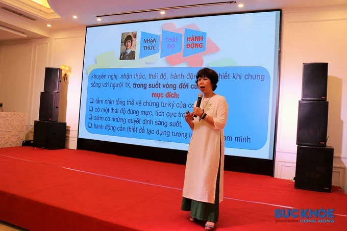 Bà Nguyễn Tuyết Hạnh, Chủ tịch CLB Gia đình người tự kỷ Hà Nội chia sẻ tại Hội thảo